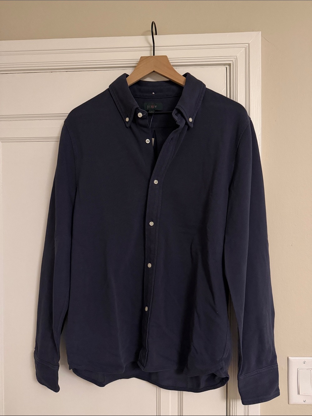 J. Crew Men’s washed piqué button down shirt in Navy and Size S (NWT)